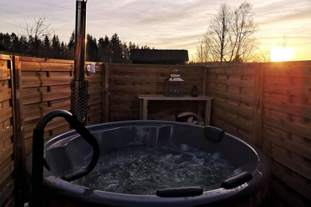 Ruhig Gelegene, Top Moderne Ferienwohnung - Hot Tub Und Sauna Gegen Aufpreis Neuhaus an Der Eger Exterior photo